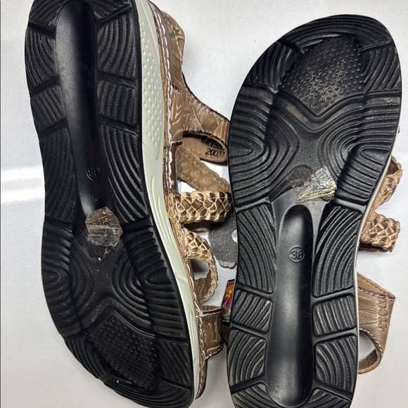 Floral Sandals with Pink and Tan Accents - Picture 2 of 3